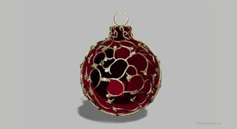 El juguete navideño fue decorado con una filigrana rizada hecha de metal noble con 120 diamantes, con un peso total de 5,1 quilates. El coste de este