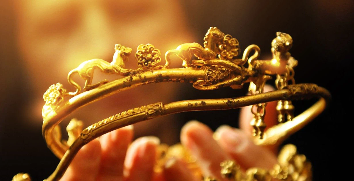 Golden hair ring and the oldest comb in Great Britain