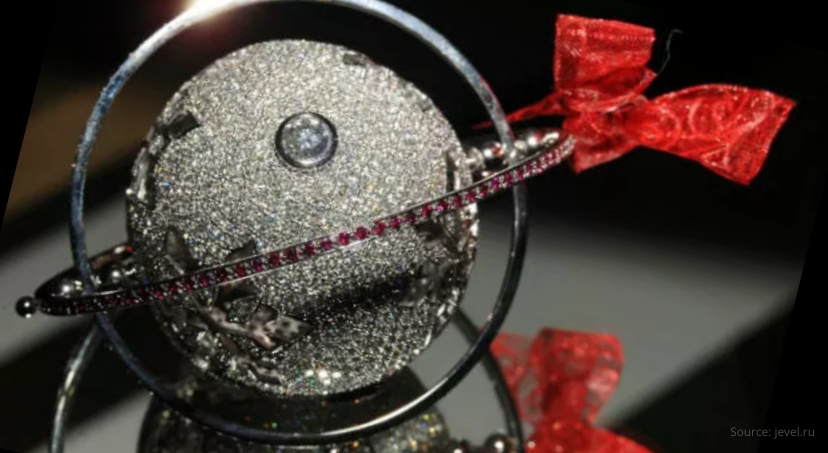 El juguete de Navidad de Mark Hussey lleva incrustados 1 578 diamantes y 188 rubíes. El minucioso trabajo de colocar piedras en un marco hecho de meta