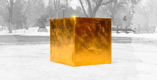 Un cubo d'oro in mezzo al parco