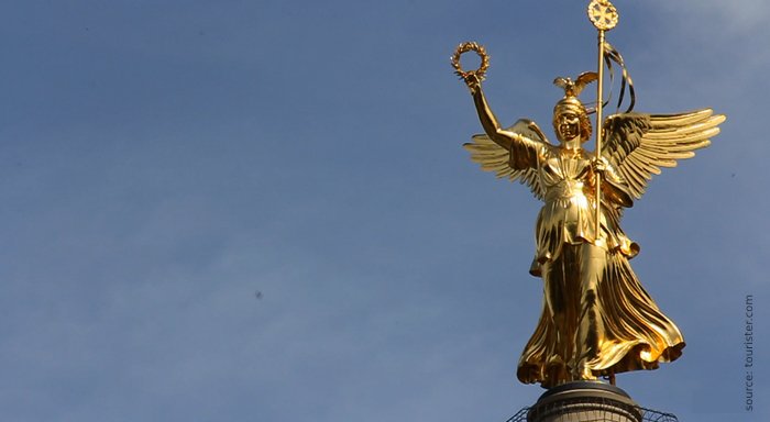 La scultura, realizzata nelle fonderie di Berlino, è alta 8 metri e pesa 35 tonnellate.