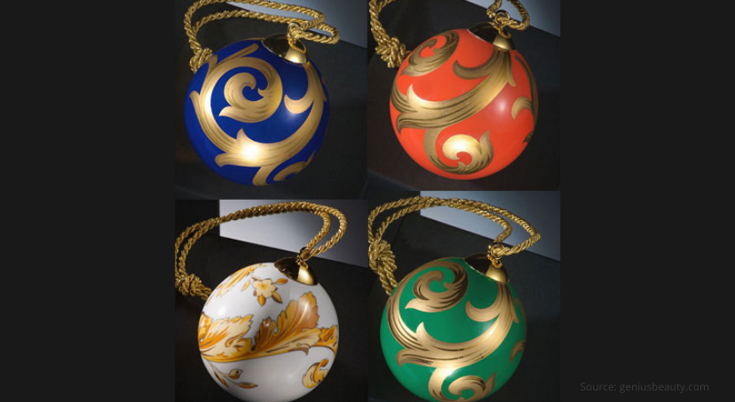 Las adorables bolas azules, rojas, blancas, verdes y doradas estaban adornadas con una magnífica ornamentación. El precio de los artículos era de 100