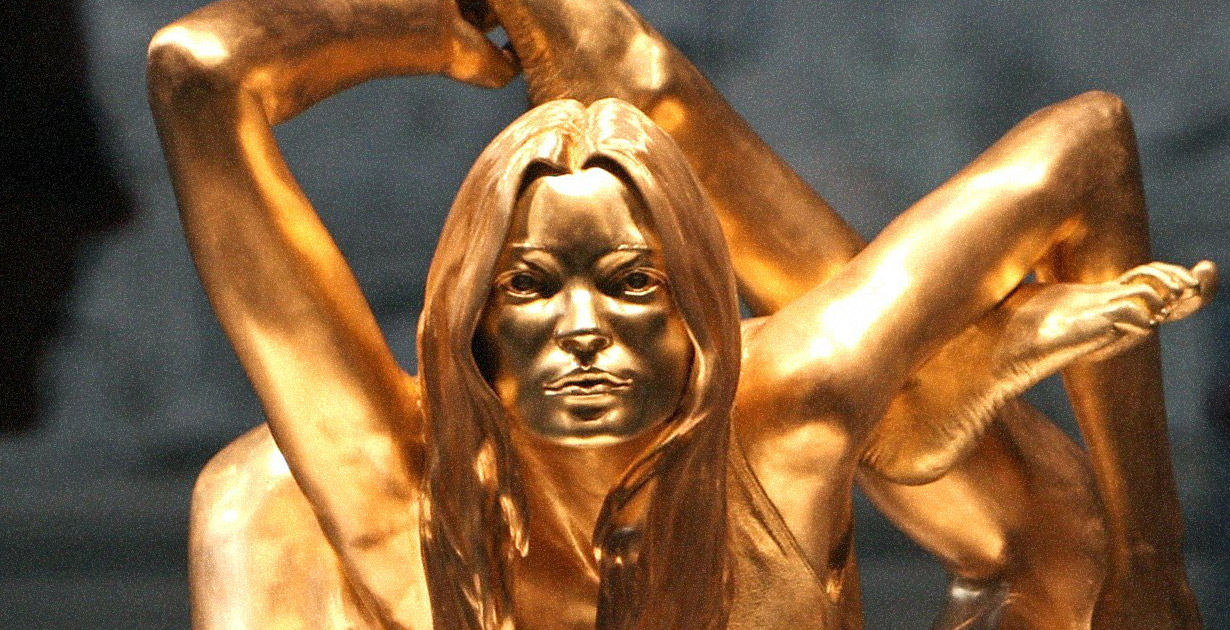 Statua doro di Kate Moss: